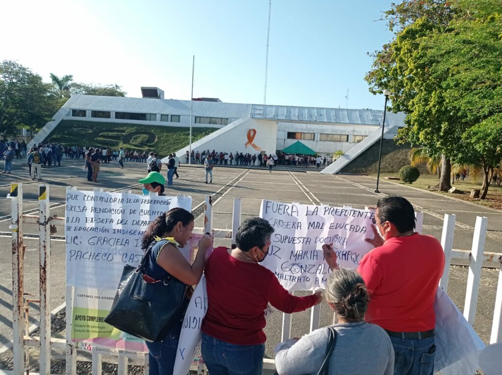 Unos 250 docentes se unieron a esta protesta de maestros en la capital del estado