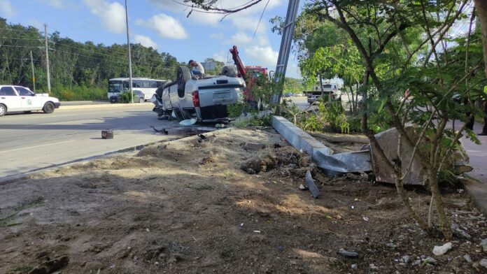 Vuelca camioneta de lujo en la salida sur de Playa del Carmen