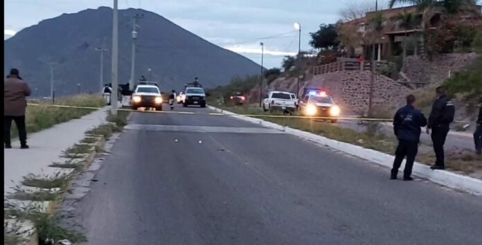 asesinan a policias en Sonora Un ataque contra policías dejó dos agentes fallecidos y dos lesionados; se cree que grupos criminales estarían detrás de emboscada. Foto: Twitter de Gilberto Real