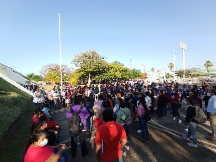 protestan maestros en Chetumal Unos 250 docentes se unieron a una protesta de maestros en la capital del estado; temen que puedan perderse varias de sus plazas. Foto: SIM