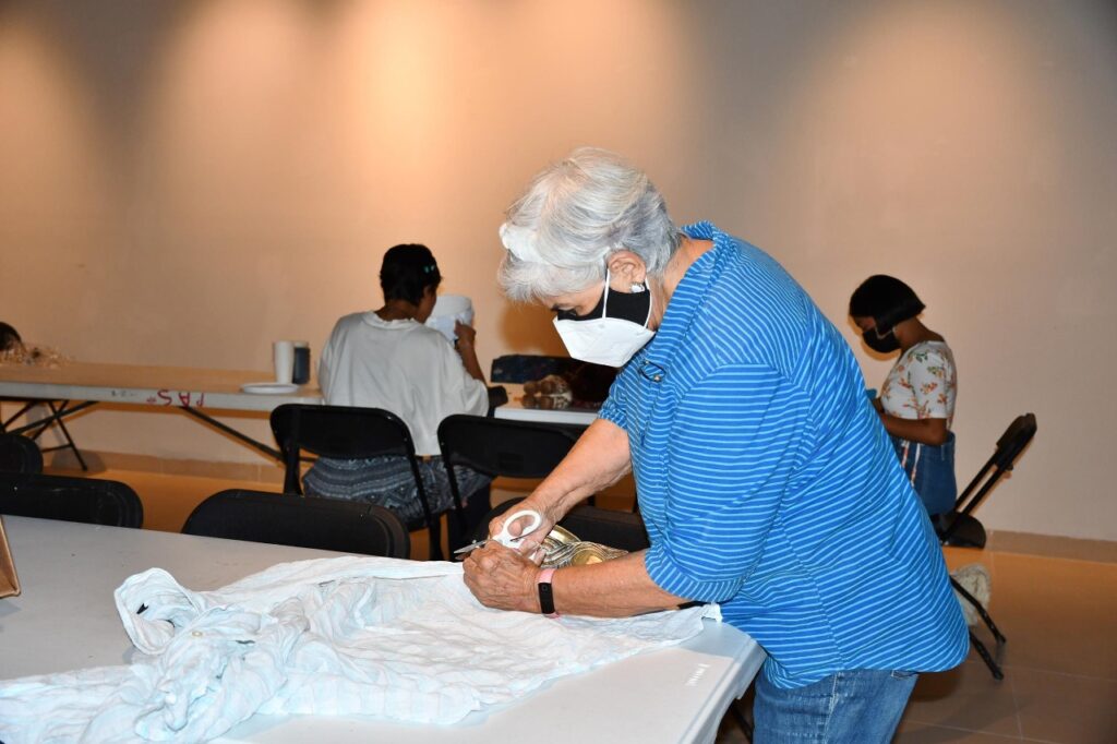 La FPMC dio inicio al taller de transformación de ropa en desuso en arte “A partir de ropa vieja”