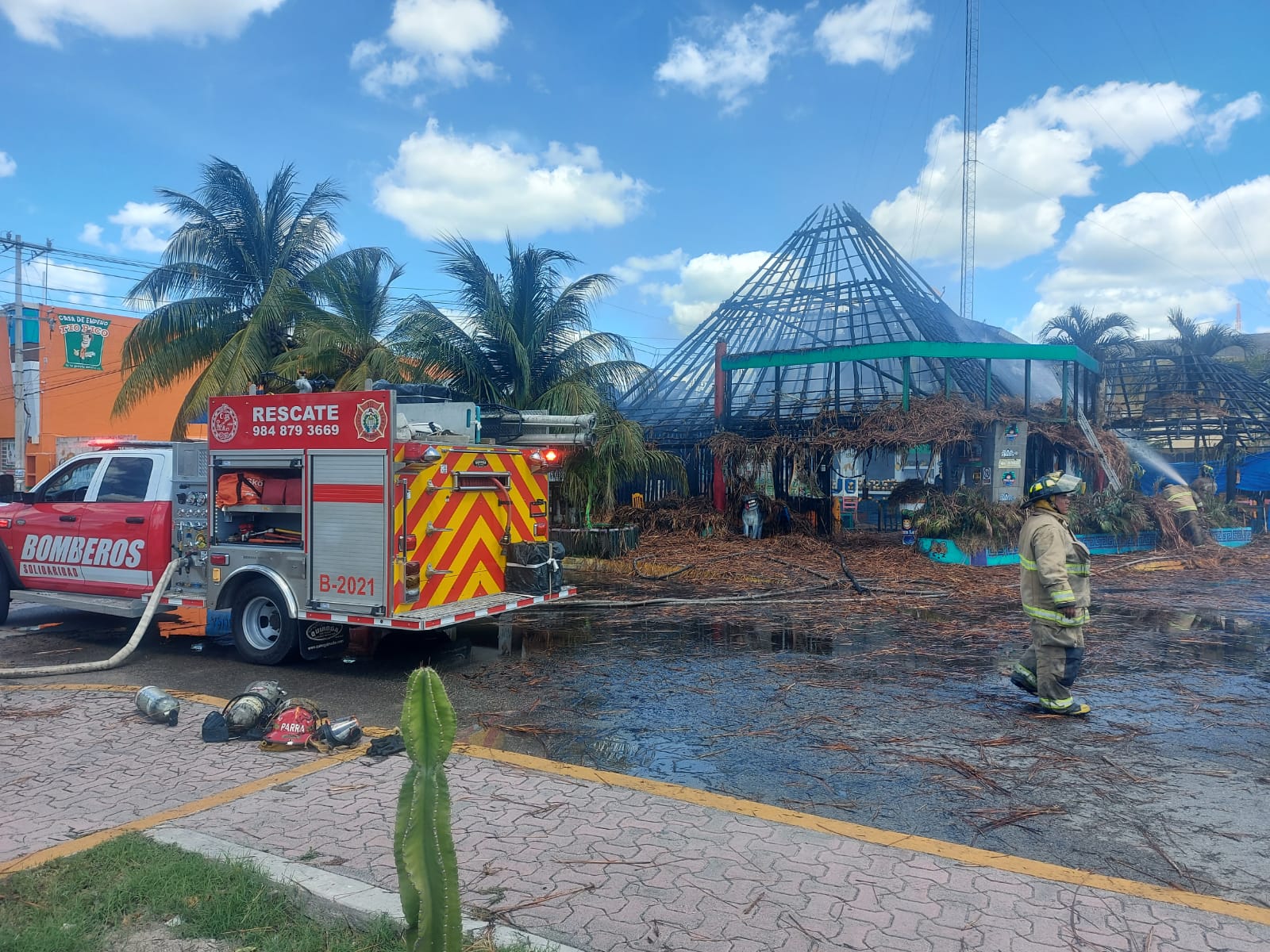 Incendio consume restaurante ‘Nativo’ de Playa del Carmen