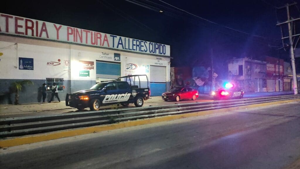 Intentan robar auto afuera de establecimiento en Playa del Carmen