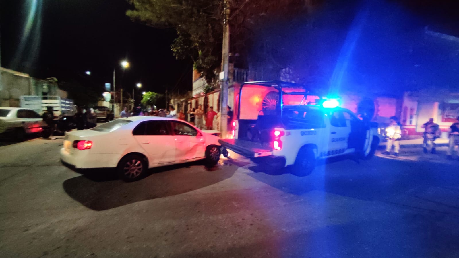 Patrulla de la Guardia Nacional choca contra carro en Playa del Carmen