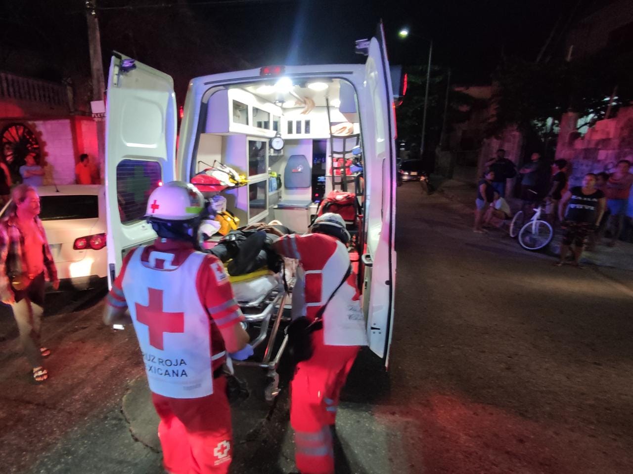 Patrulla de la Guardia Nacional choca contra carro en Playa del Carmen