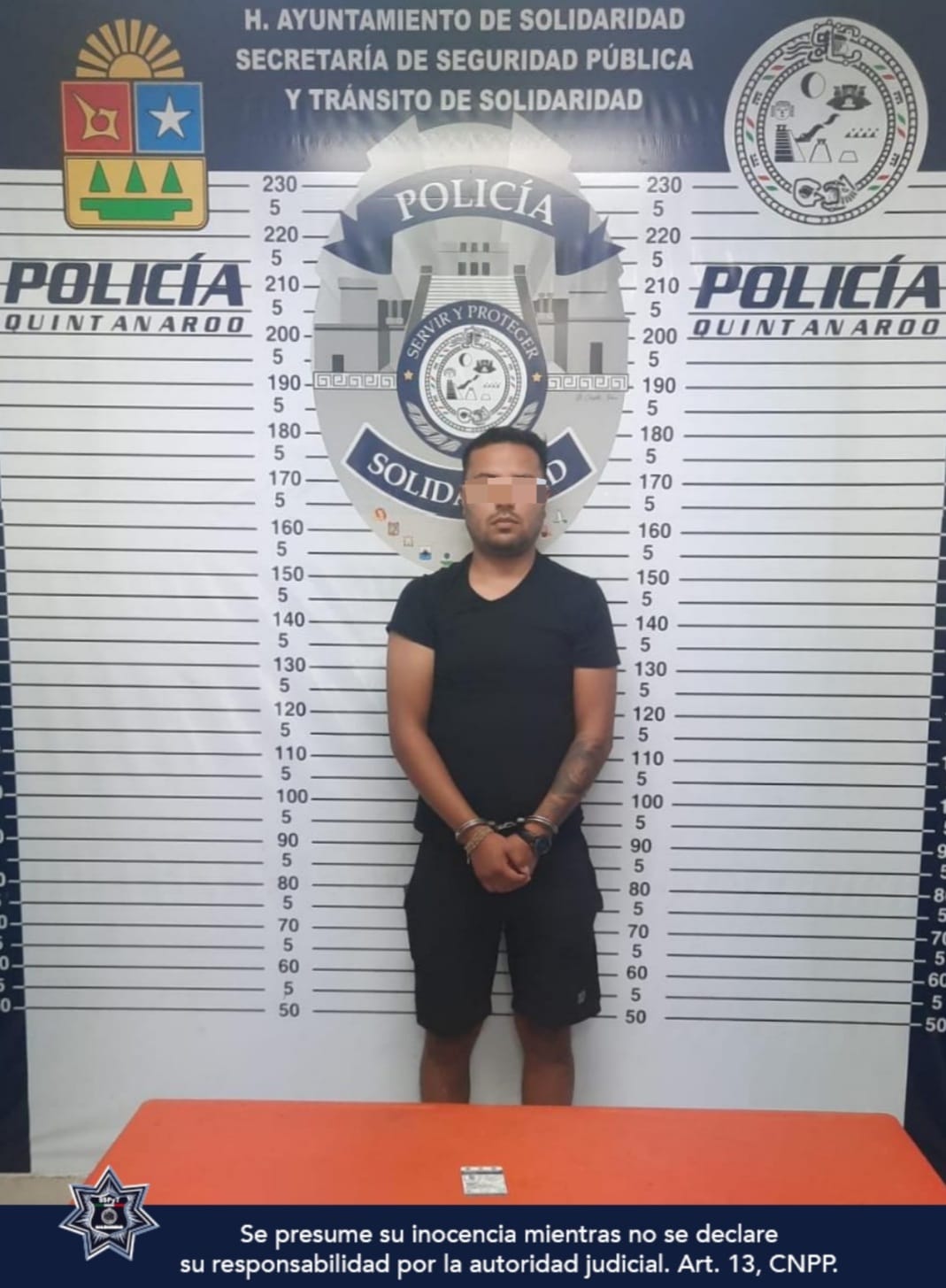 Traía licencia de conducir falsa y se pasa un alto; lo detienen en Playa del Carmen