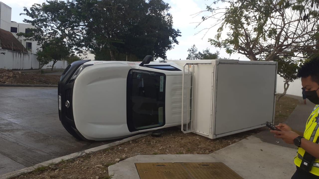 Vuelca camioneta de Barcel en fraccionamiento Natura de Playa del Carmen