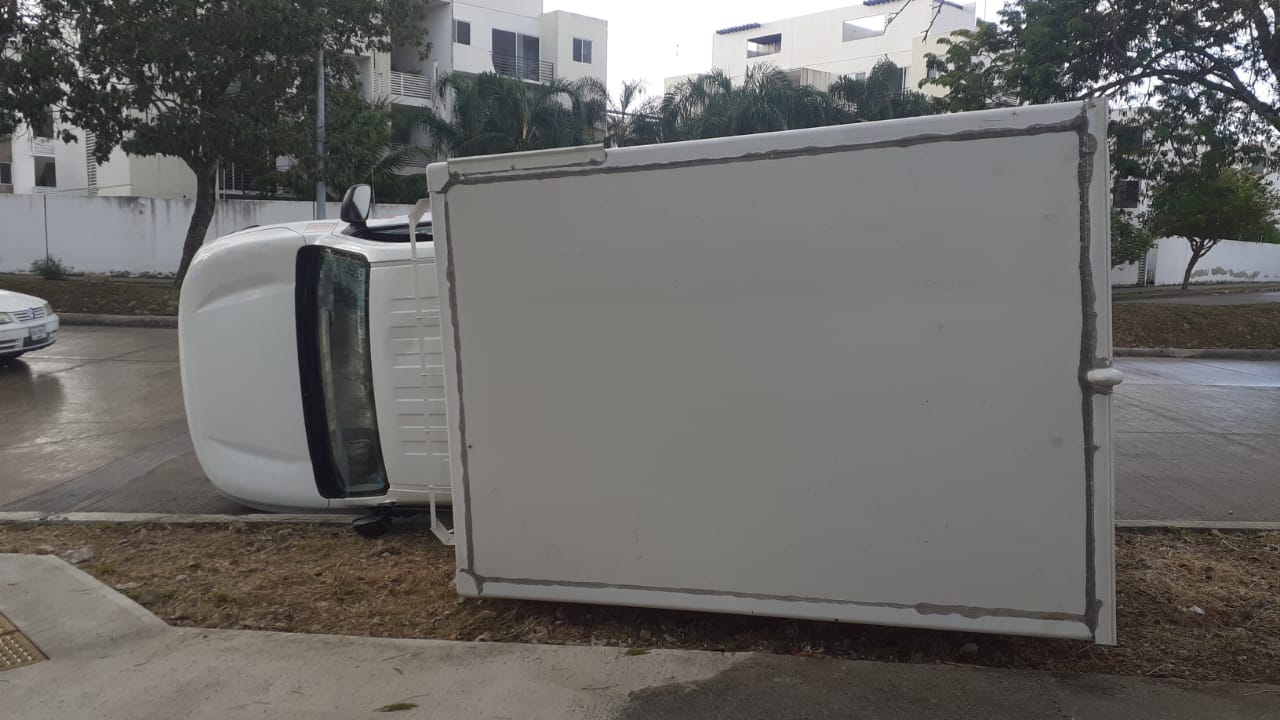 Vuelca camioneta de Barcel en fraccionamiento Natura de Playa del Carmen