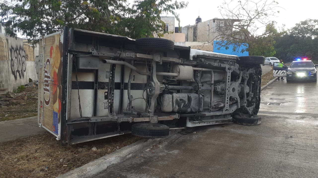 Vuelca camioneta de Barcel en fraccionamiento Natura de Playa del Carmen