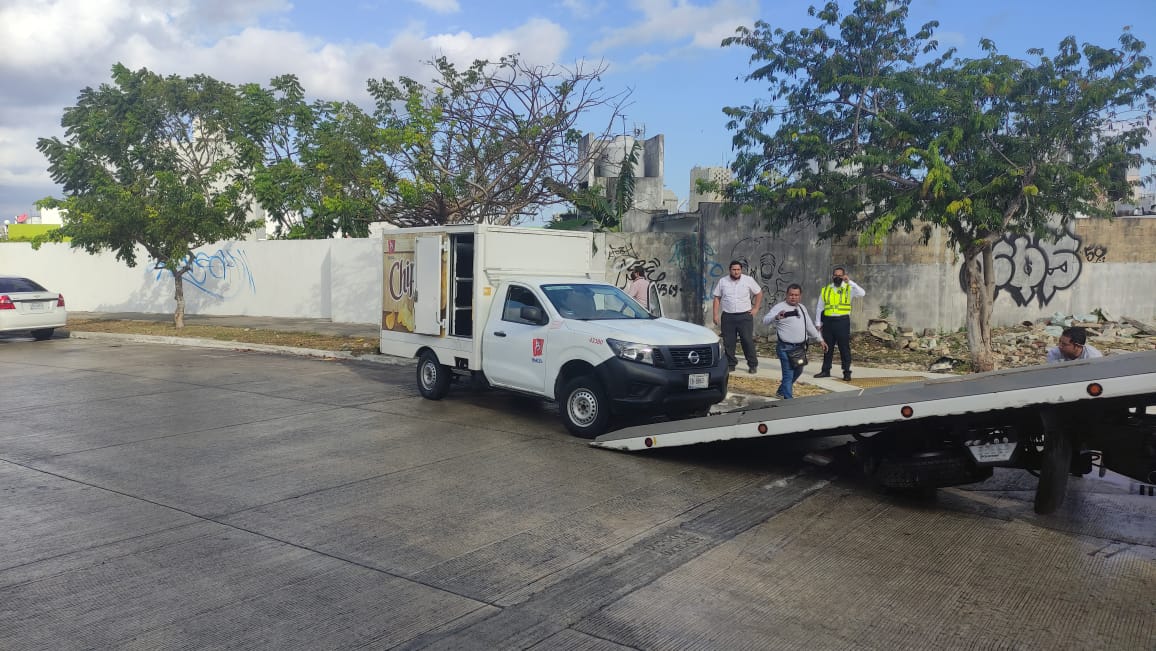 Vuelca camioneta de Barcel en fraccionamiento Natura de Playa del Carmen