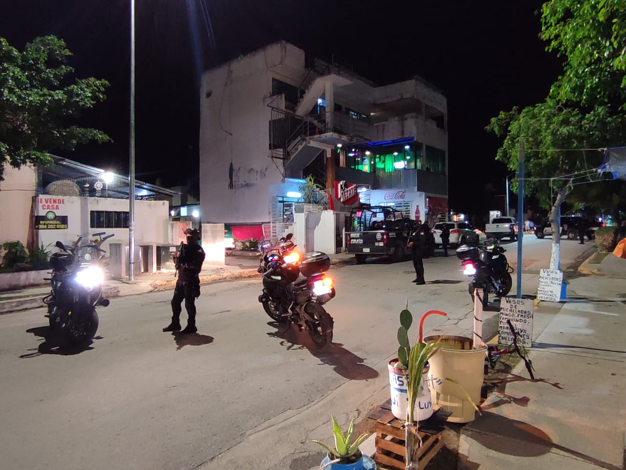 Asegura Fiscalía equipos de almacenamiento de cámaras de seguridad en bar de Puerto Aventuras