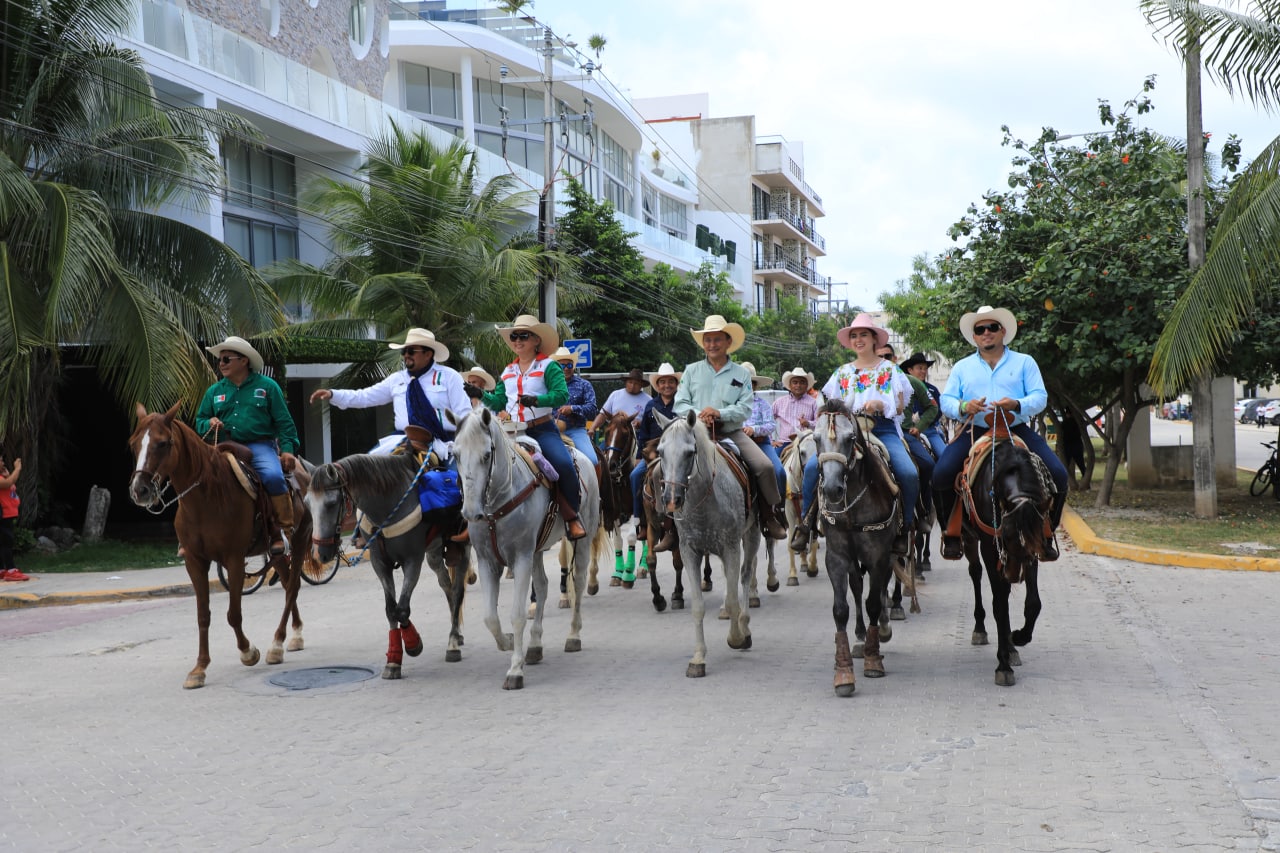 Con la cabalgata urbana inició la Feria del Carmen 2022