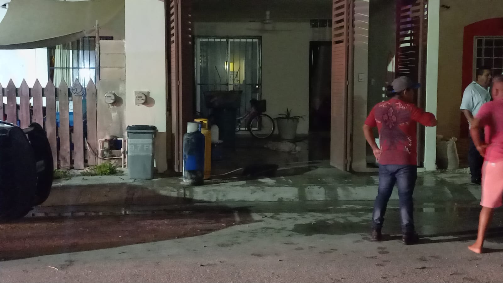 Flamazo de tanque de gas provoca movilización en el fraccionamiento Bosque Real de Playa del Carmen
