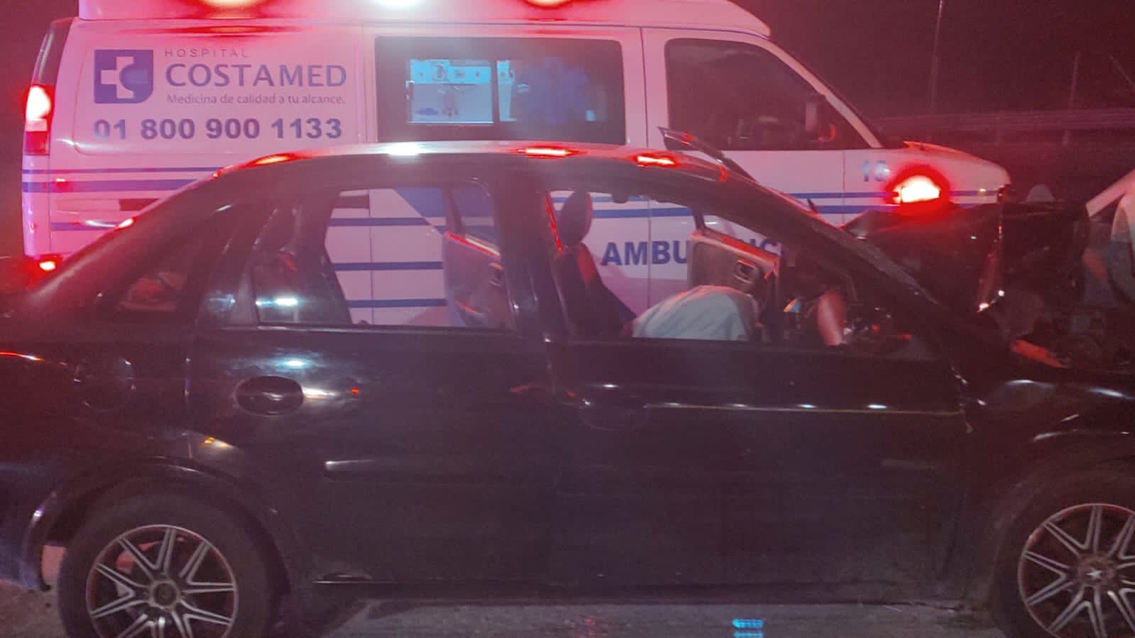 Muere conductor tras chocar de frente contra valla metálica del bulevar Playa del Carmen