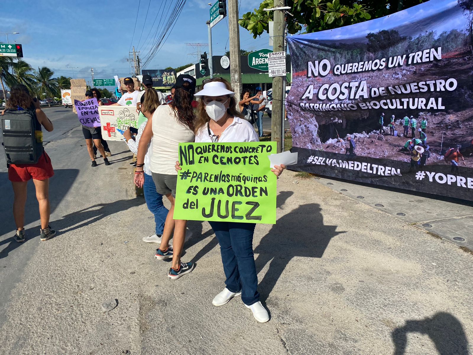 Protestan mujeres contra el Tren Maya en Playa del Carmen