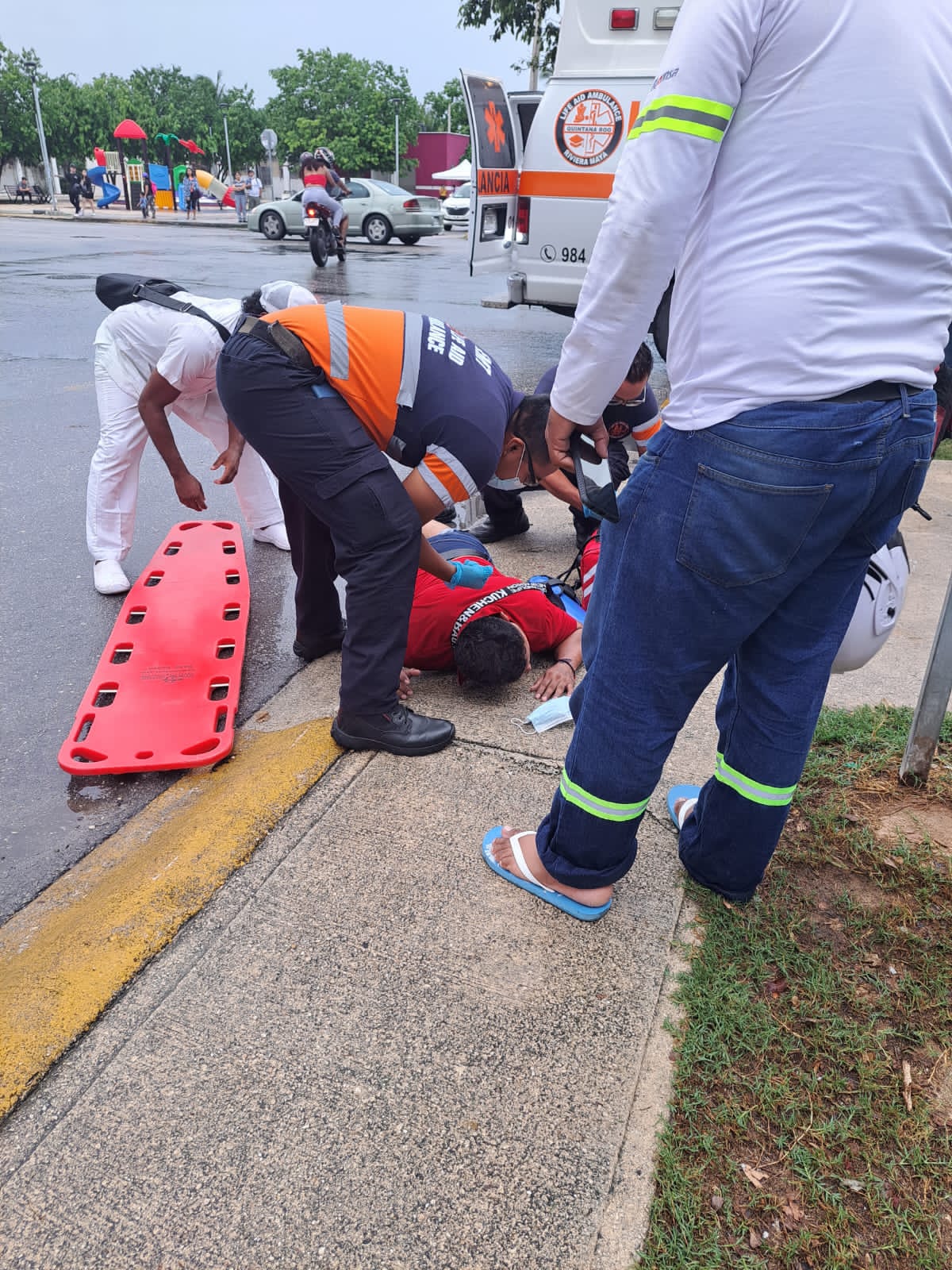 Vehículo arrolla a motociclista y le provoca una fractura expuesta, en Playa del Carmen