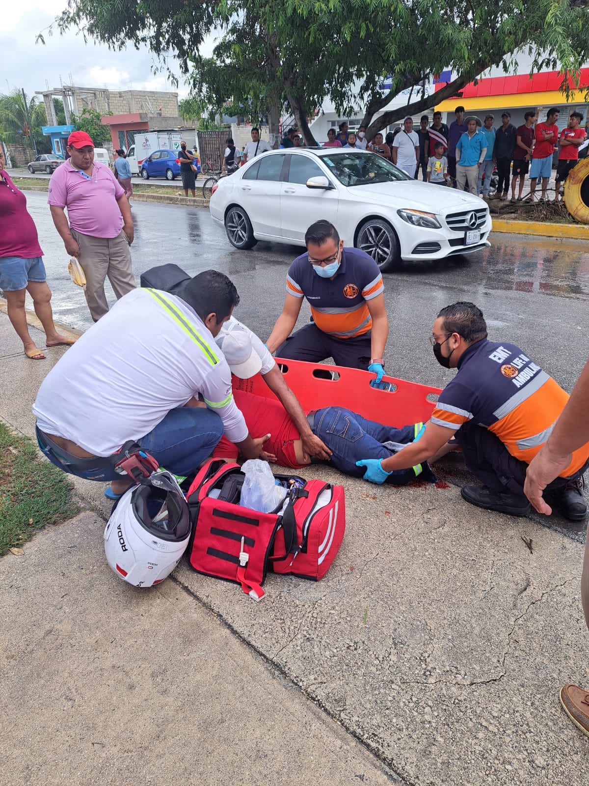 Vehículo arrolla a motociclista y le provoca una fractura expuesta, en Playa del Carmen Vehículo arrolla a motociclista y le provoca una fractura expuesta, en Playa del Carmen