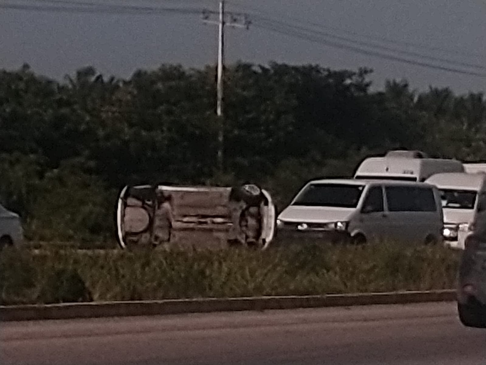 Vehículo particular protagoniza aparatosa volcadura en la carretera 307 en Playa del Carmen