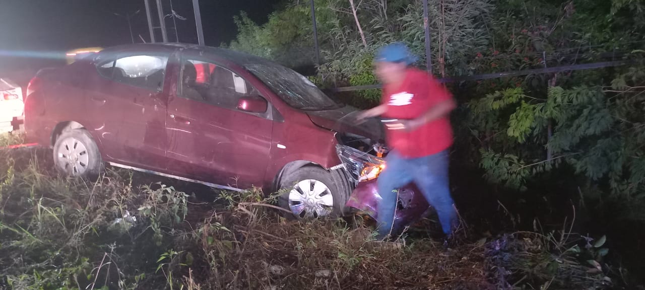 Vuelca coche en carretera Playa del Carmen-Puerto Morelos