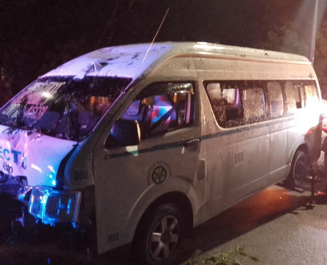 Taxi y combi del sindicato 'Lazaro Cárdenas del Río' protagonizan accidentes en Playa del Carmen