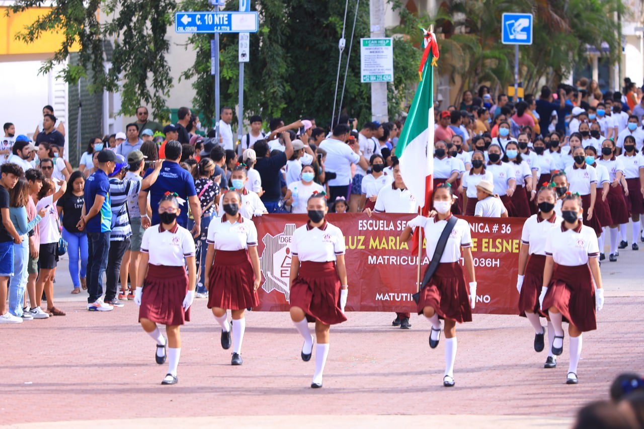 Lili Campos refuerza valores patrios con desfile conmemorativo