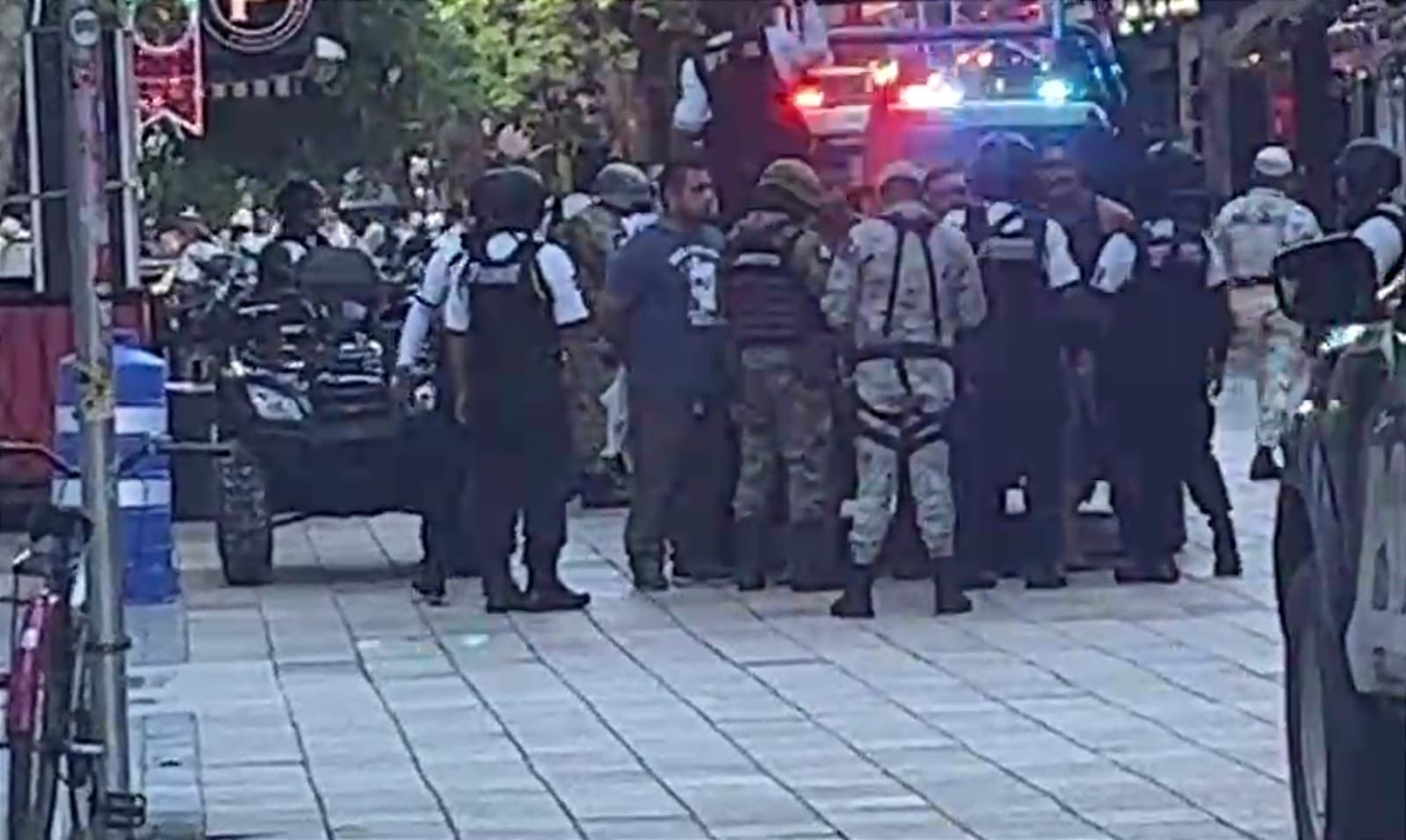 Balean a un hombre en un bar del centro de Playa del Carmen; hay dos detenidos y un arma asegurada