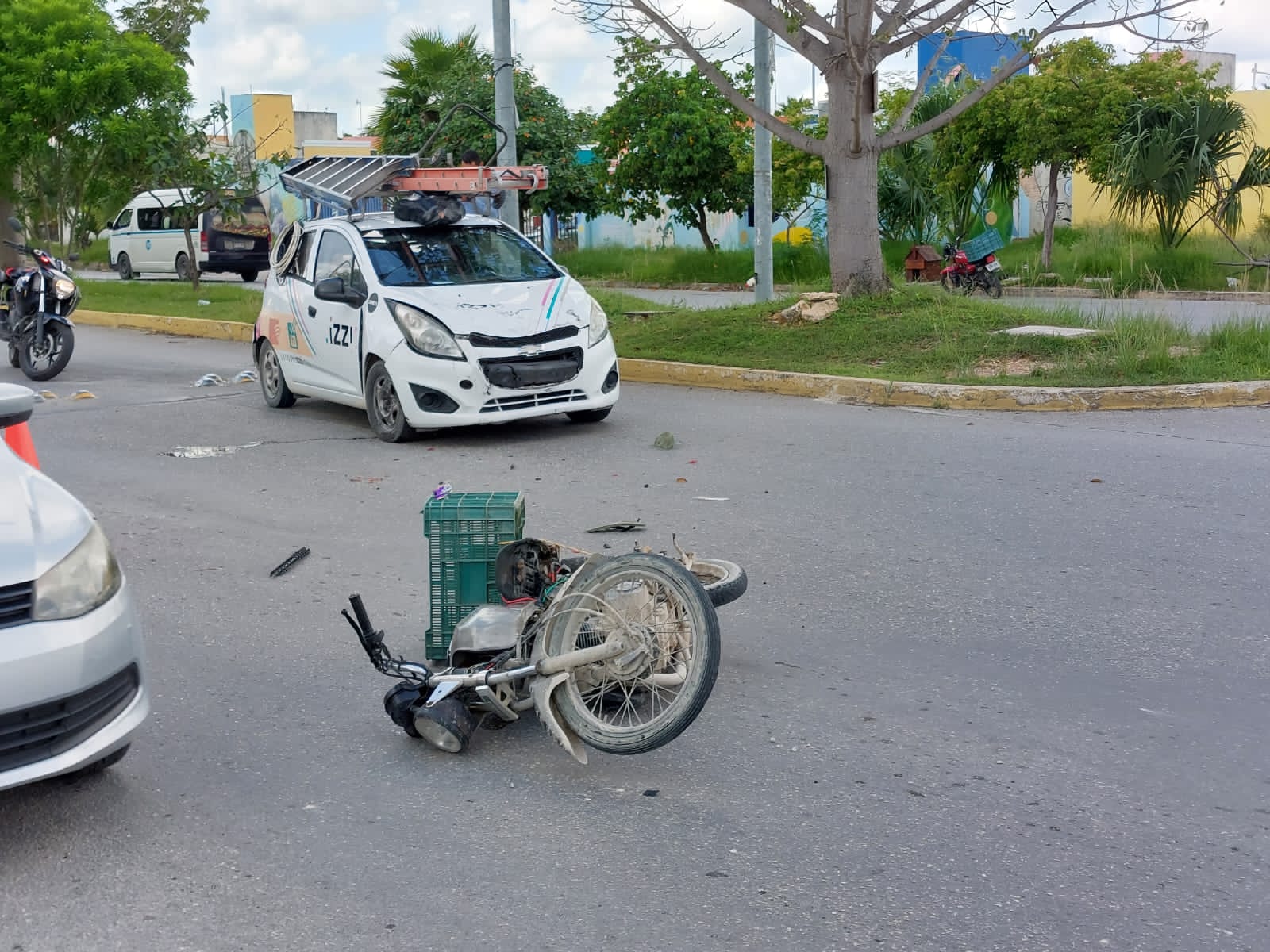 Choca motociclista en el fraccionamiento Misión de las Flores de Playa del Carmen