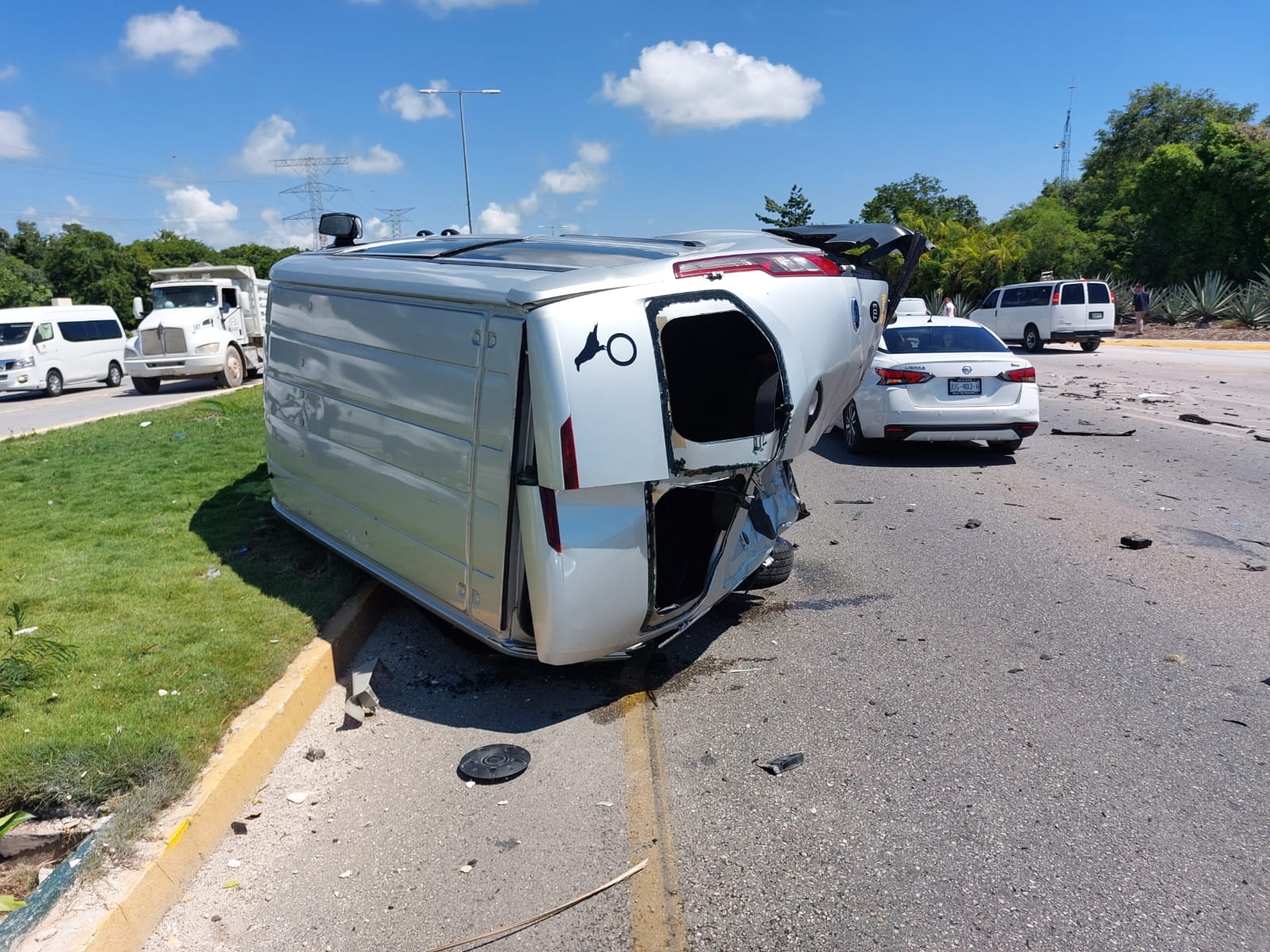 Dos lesionados deja aparatoso choque entre automóvil y combi, en Playa del Carmen