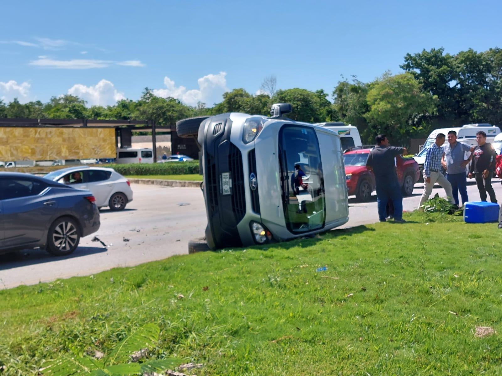 Dos lesionados deja aparatoso choque entre automóvil y combi, en Playa del Carmen