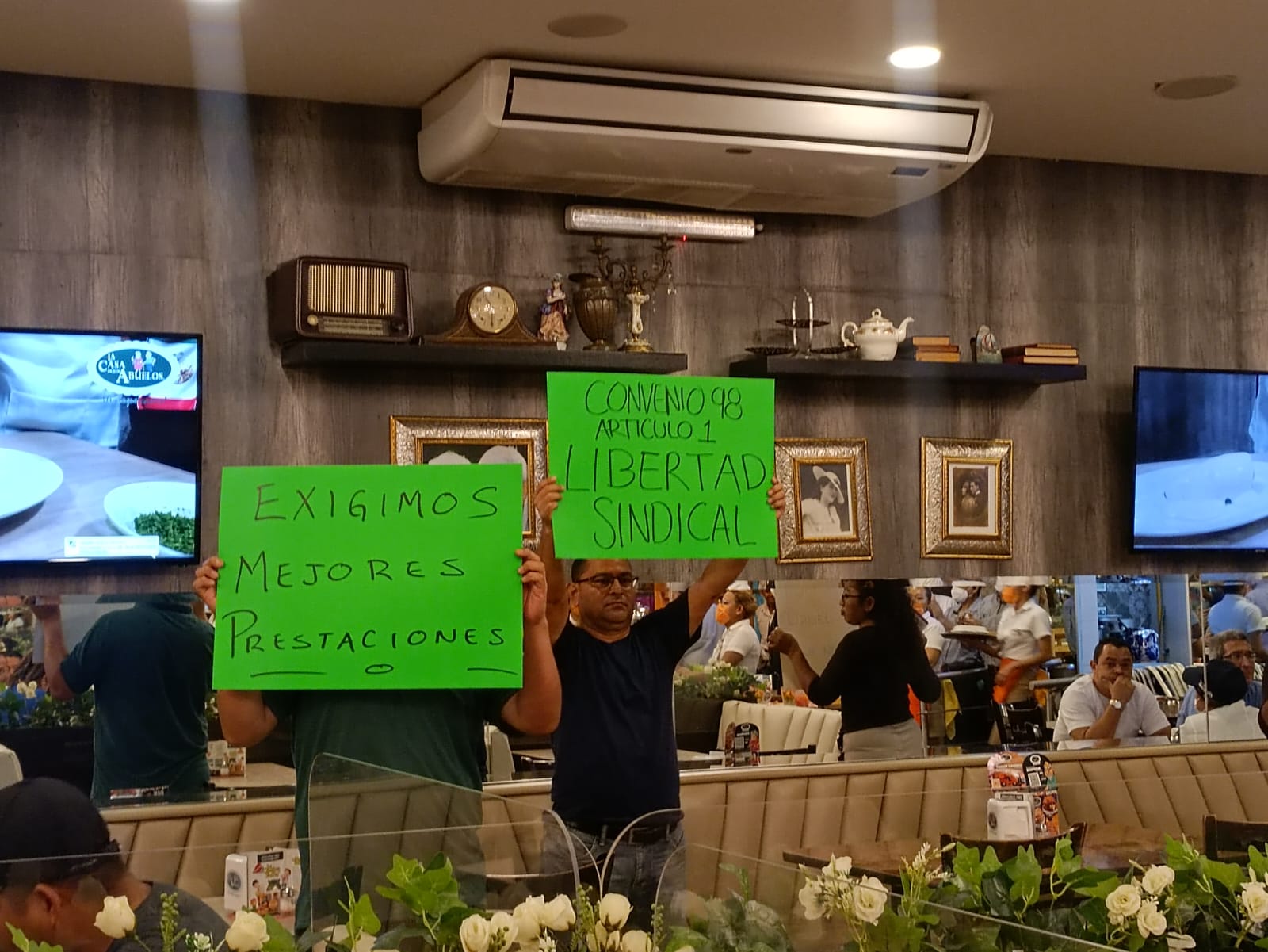 Protestan empleados de la Casa de los Abuelos en Playa del Carmen, para exigir mejores condiciones laborales