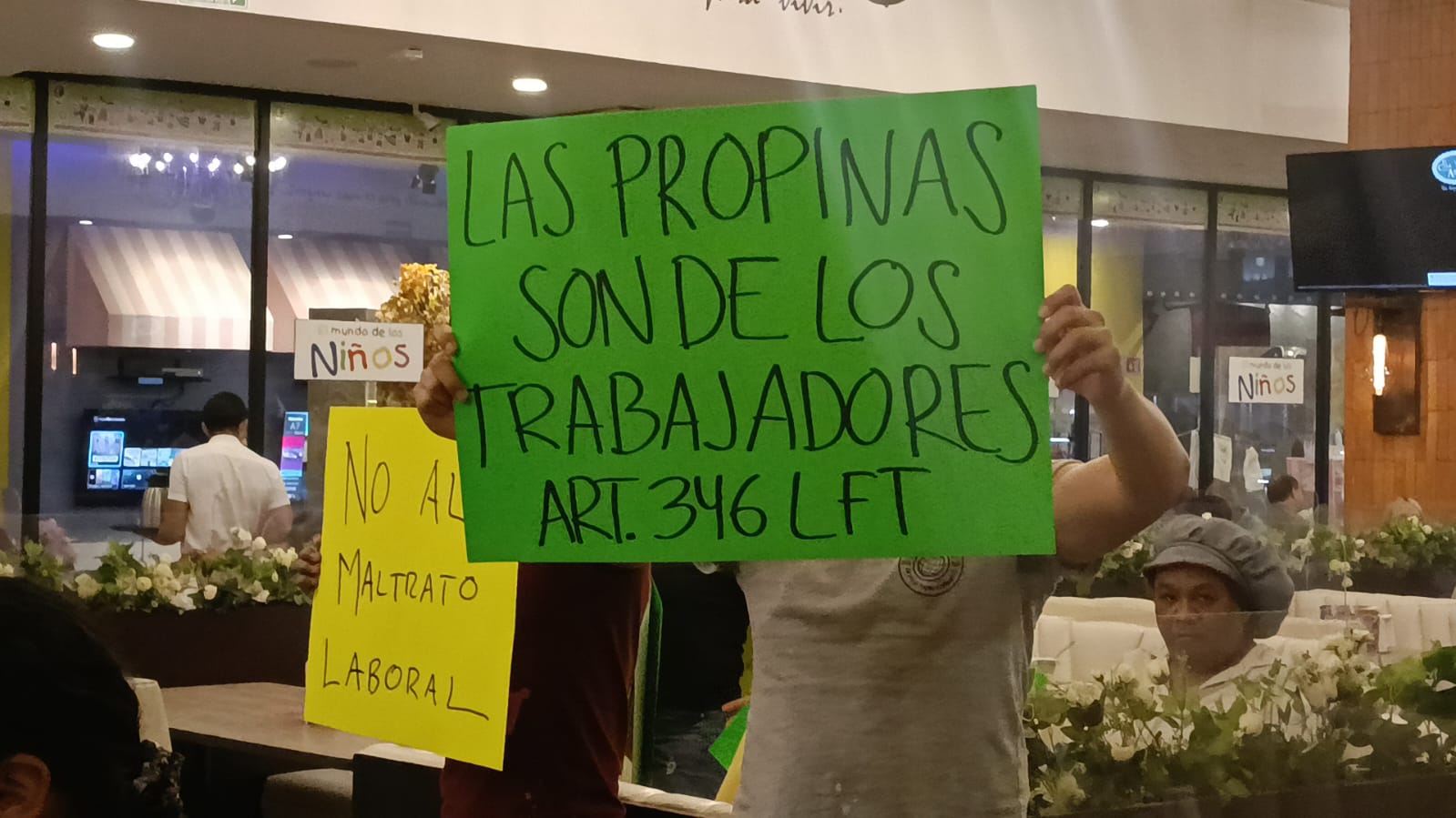 Protestan empleados de la Casa de los Abuelos en Playa del Carmen, para exigir mejores condiciones laborales