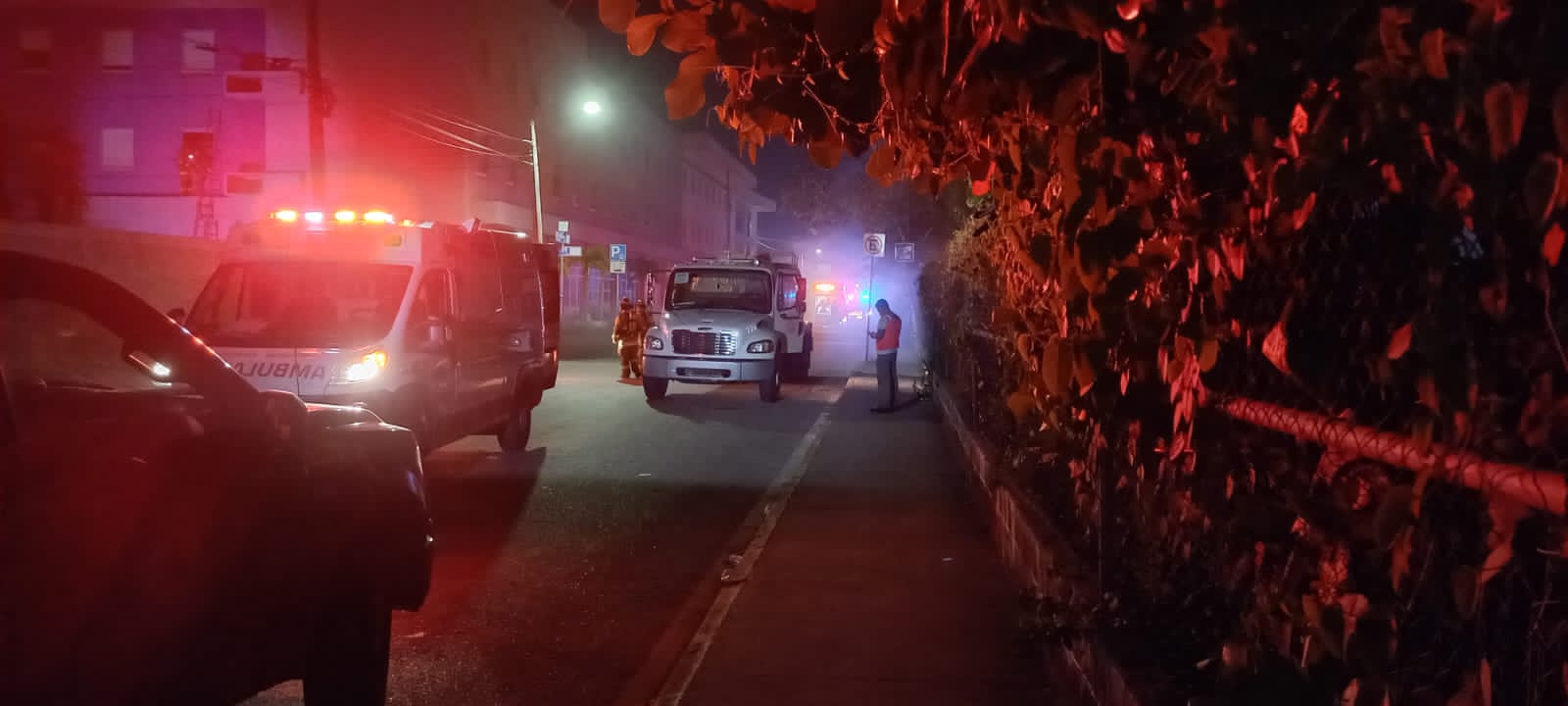 Rescatan a seis huéspedes de incendio en hotel, en Playa del Carmen