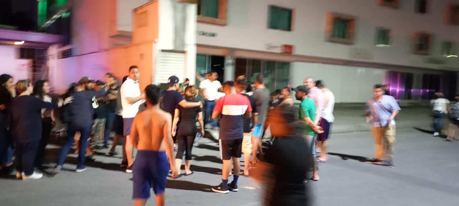Rescatan a seis huéspedes de incendio en hotel, en Playa del Carmen