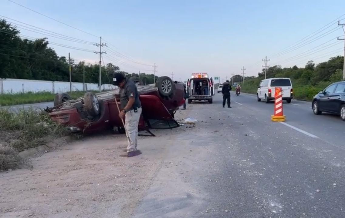Vuelca automóvil en el tramo carretero Tulum-Playa del Carmen; hay tres lesionados