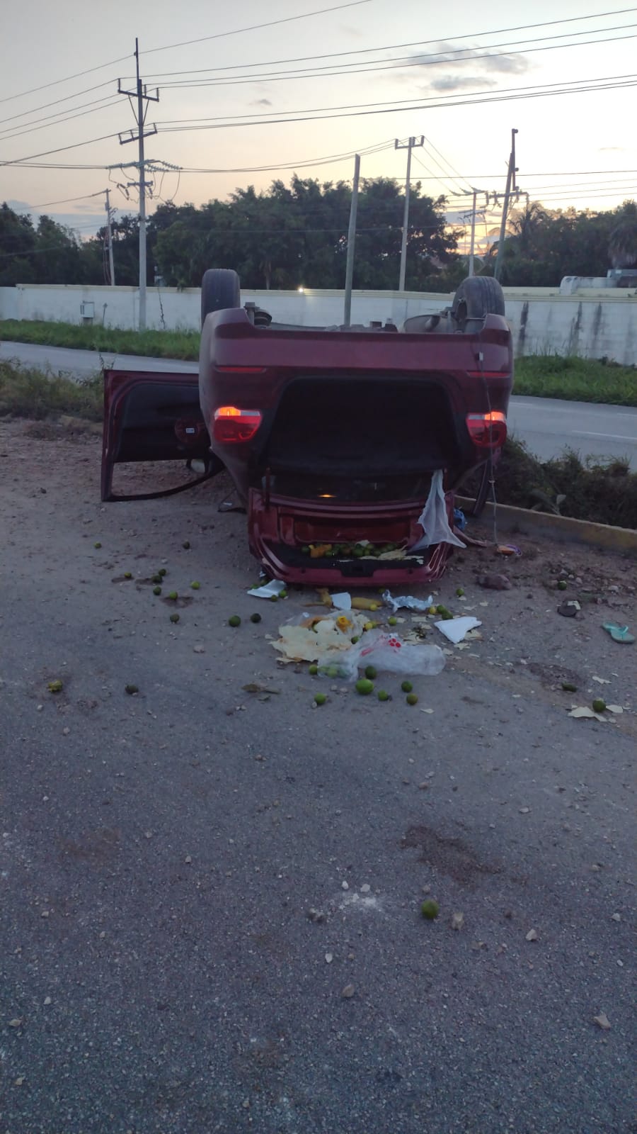 Vuelca automóvil en el tramo carretero Tulum-Playa del Carmen; hay tres lesionados
