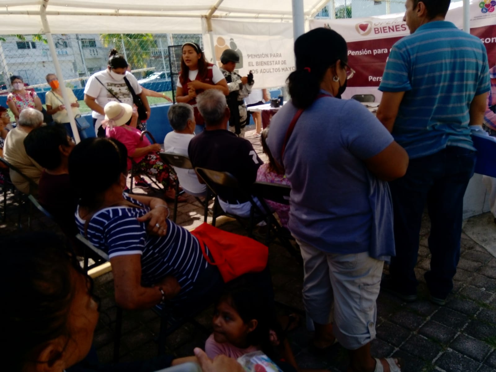 Adultos mayores sufren por retraso en cobro de la ‘Pensión del Bienestar’ en Playa del Carmen