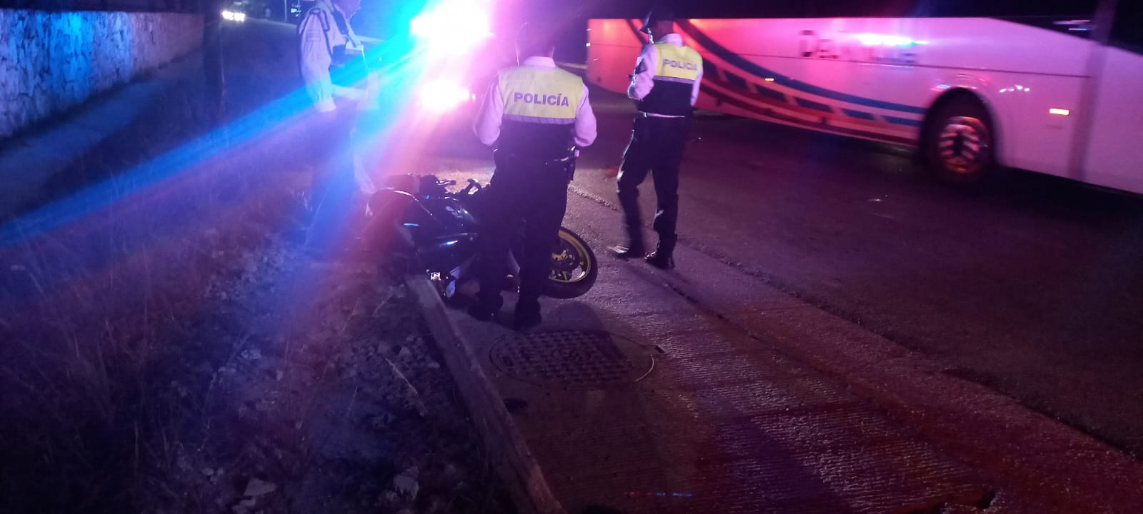 Motociclista queda grave tras chocar en Playa del Carmen