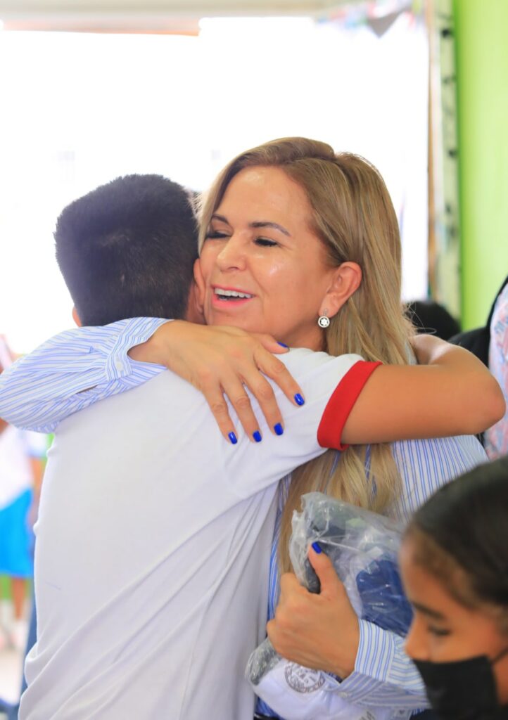 Lili Campos prioriza la educación con uniformes e infraestructura