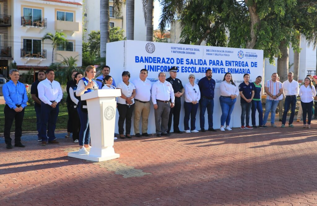 Lili Campos dota de uniformes a 33 mil niños y niñas de Solidaridad