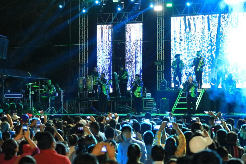 Ofrecen exitoso baile navideño a las y los solidarenses