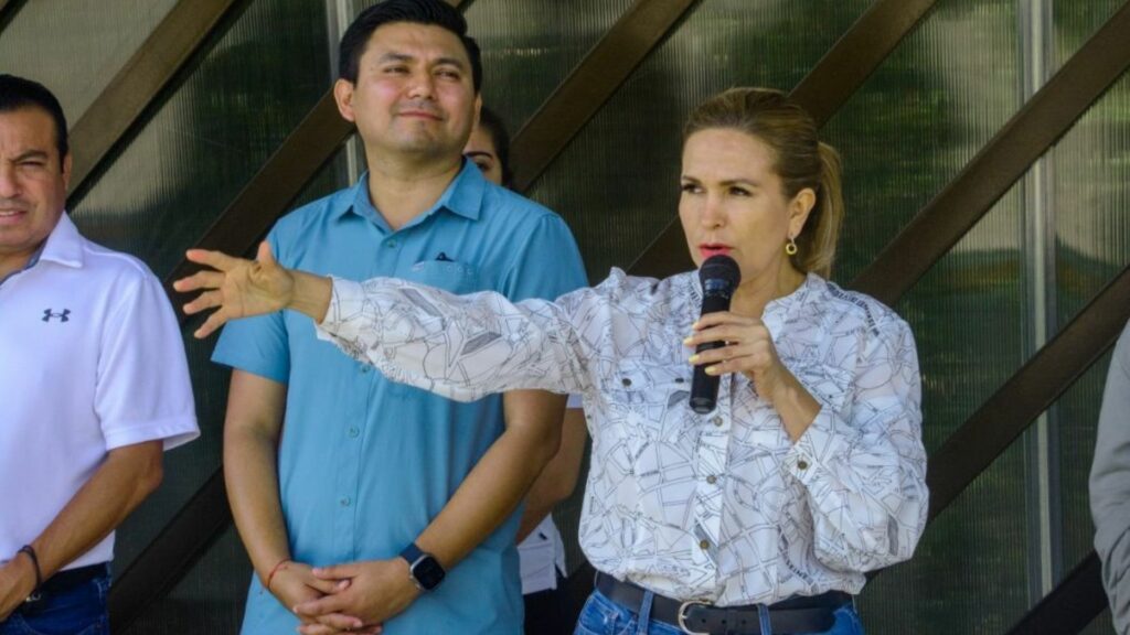 Inaugura Lili Campos paradero para estudiantes