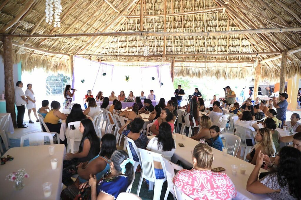 Reconoce Lili Campos a mujeres de Puerto Aventuras

