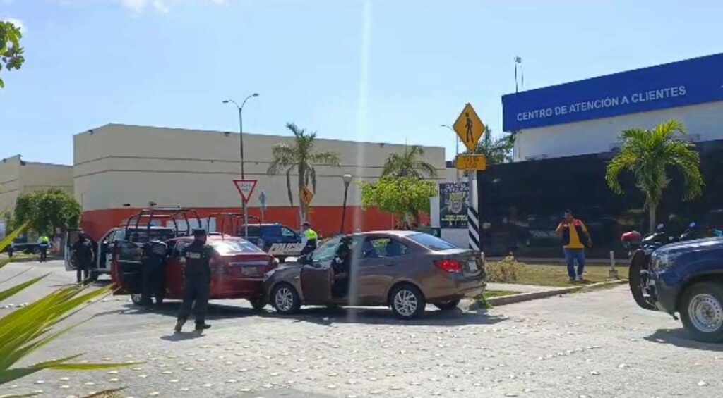 Tras persecución como de película, detienen a ladrones de autos en Playa del Carmen