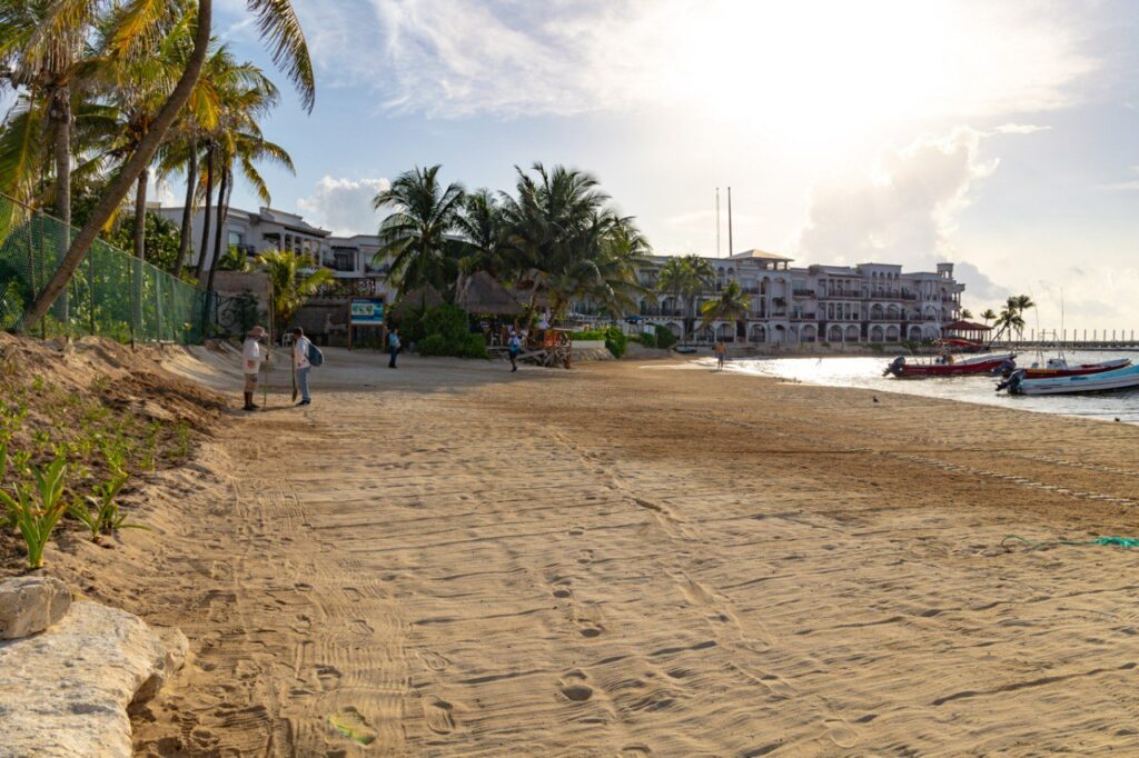 Gobierno de Solidaridad recupera playa "El Recodo" con arena de sargazo