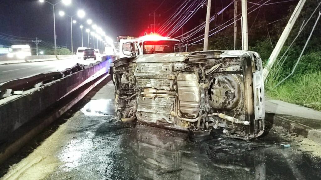 Vuelca y se incendia carro en Puerto Aventuras