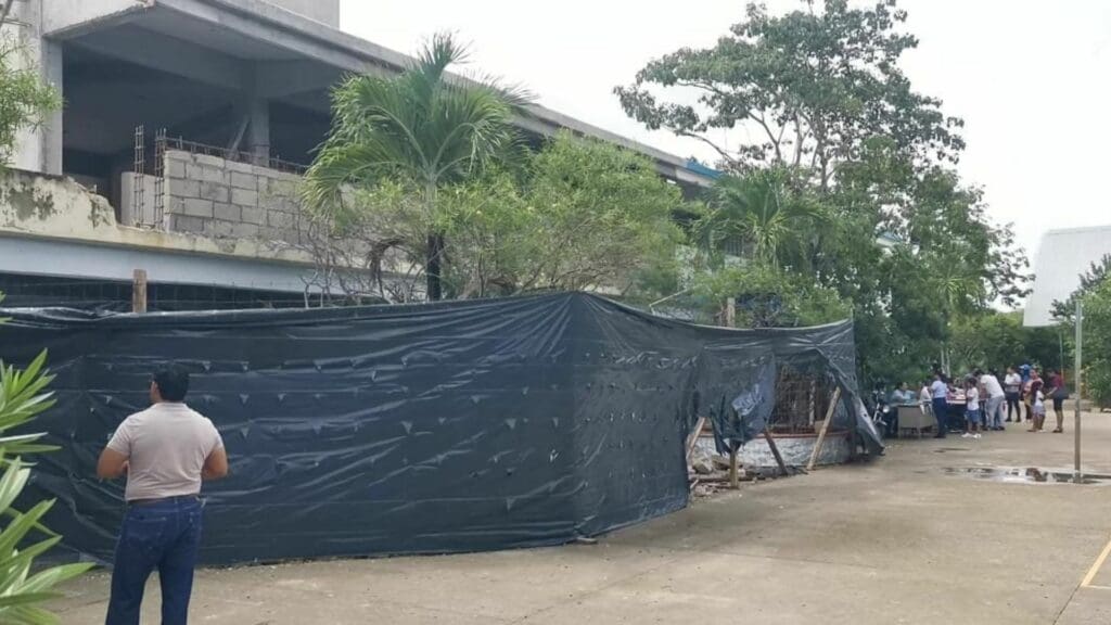 Padres temen que menores estén en riesgo por obras en escuela de Villas del Sol; Ifeqroo descarta problemas