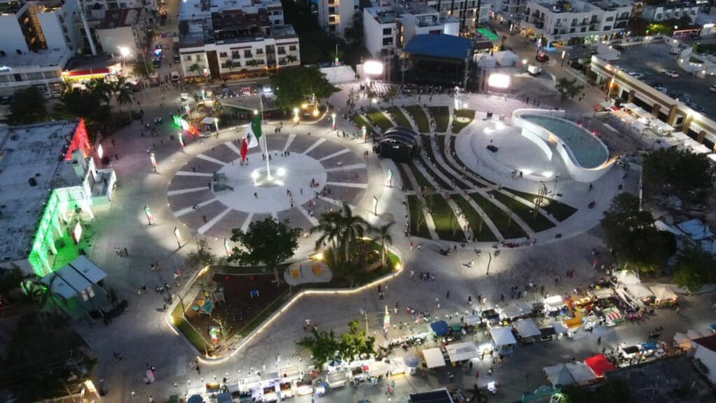 Playa del Carmen: Plaza 28 de julio luce espectacular para el Grito de Independencia