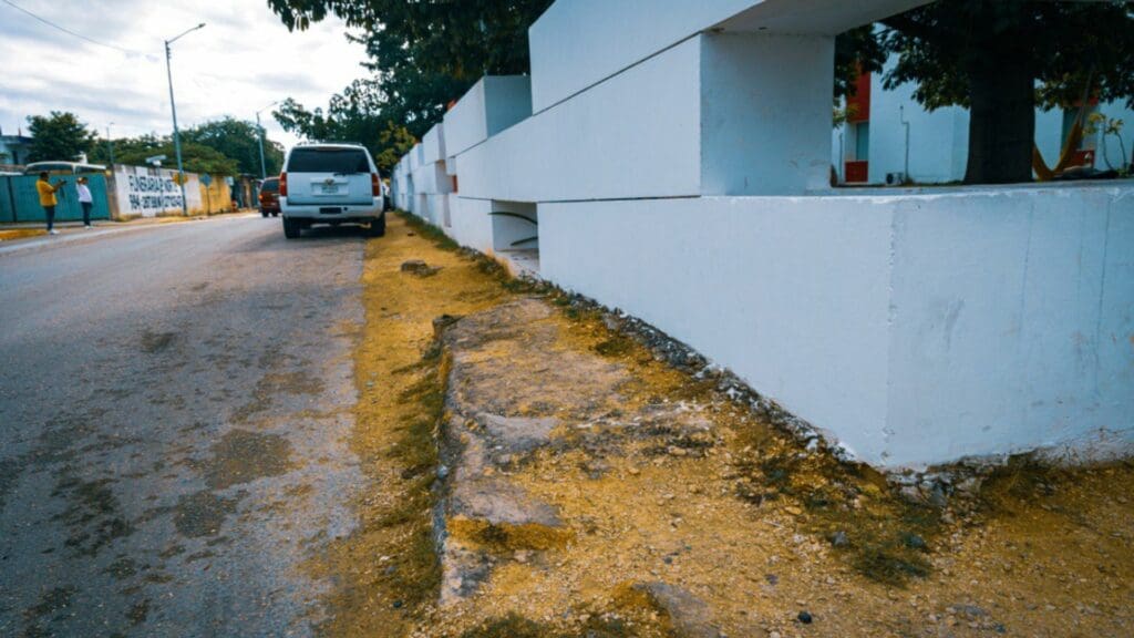 Construirá gobierno banquetas de Hospital General