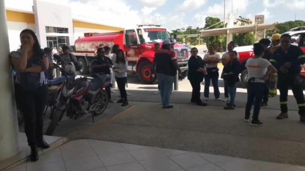 Desalojan Centro Maya en Playa del Carmen por un cortocircuito; problema fue controlado