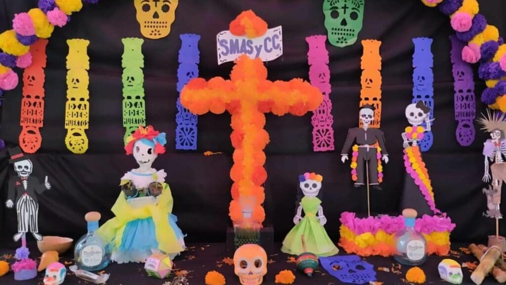 Con catrinas, calaveras gigantes y ofrendas recibe Playa del Carmen a turistas en el Día de Muertos